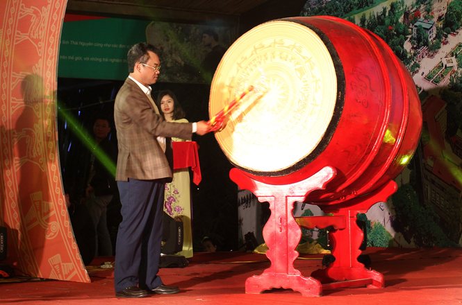 Phó Chủ tịch UBND tỉnh Thái Nguyên Trịnh Việt Hùng đánh trống khai mạc mùa du lịch Thái Nguyên năm 2018